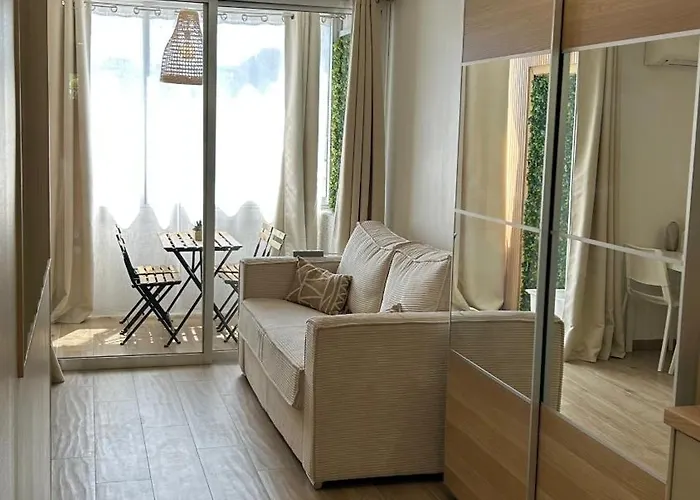 Azur & Chill - A Proximite Train Bus Aeroport Apartment